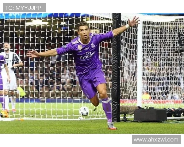 欧冠赛场惊现奇葩时刻球迷闯入抢夺C罗珍贵球衣